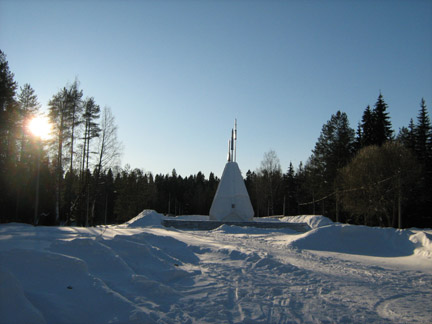 памятник испытателям ракет в Мирном.jpg
